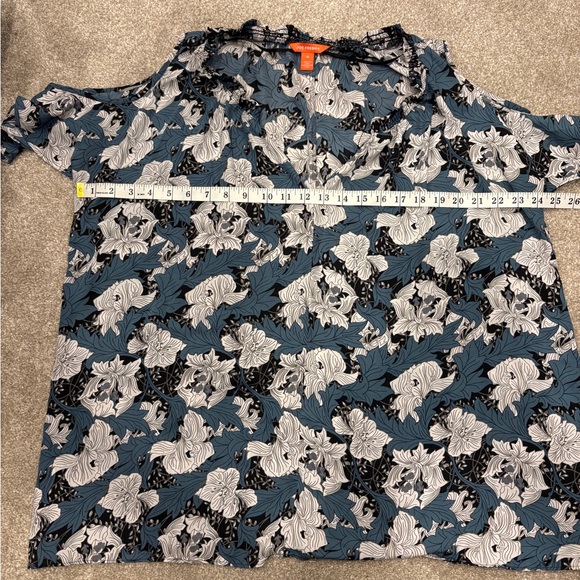 🍀4 for $25🍀 

Cold shoulder blouse - Picture 11 of 12